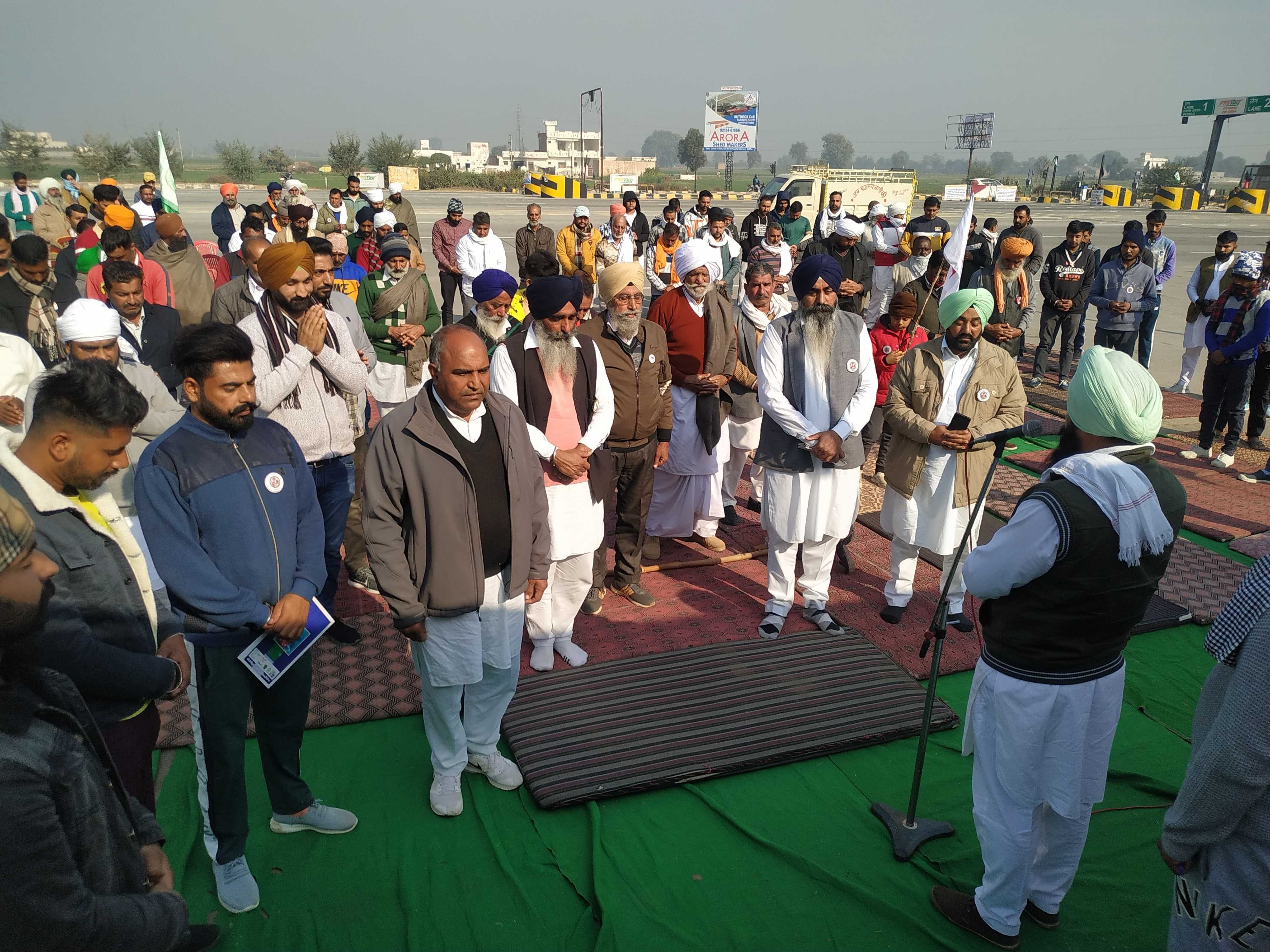 आंदोलन में शहीद किसानों को दो मिनट का मौन रखकर श्रद्धांजलि देते हुए।