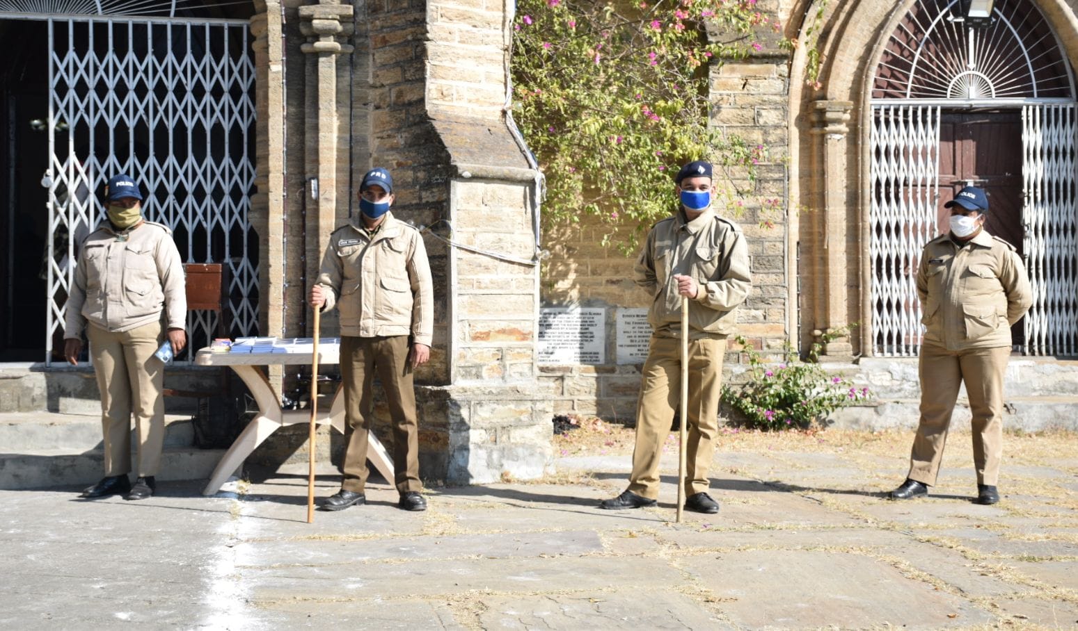 अल्मोड़ा स्थित बडन मेमोरियल चर्च परिसर में तैनात पुलिस कर्मी। अल्मोड़ा स्थित बडन मेमोरियल चर्च परिसर में तैनात पुलिस कर्मी।