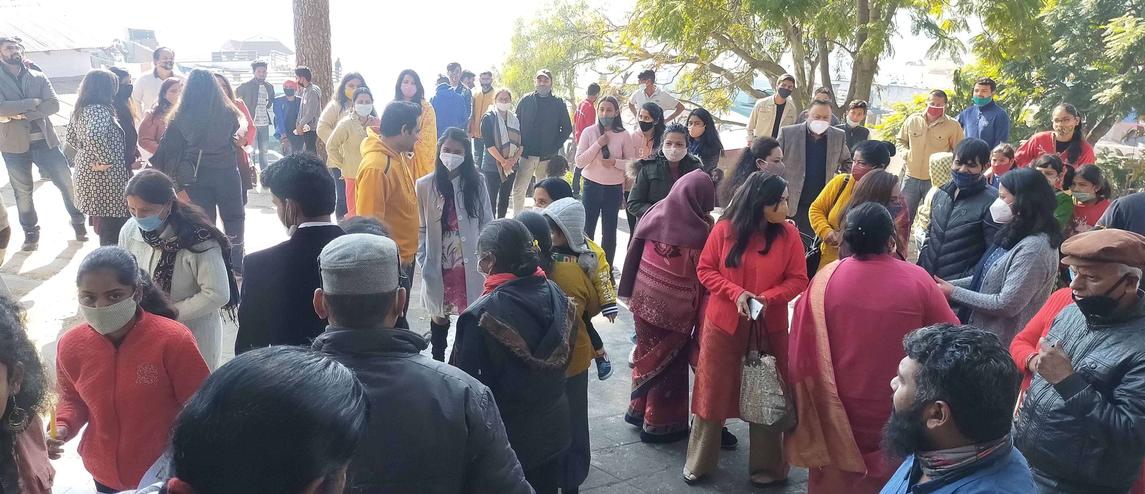 अल्मोड़ा स्थित बडन मेमोरियल चर्च में प्रार्थना को पहुंचे लोग। अल्मोड़ा स्थित बडन मेमोरियल चर्च में प्रार्थना को पहुंचे लोग।
