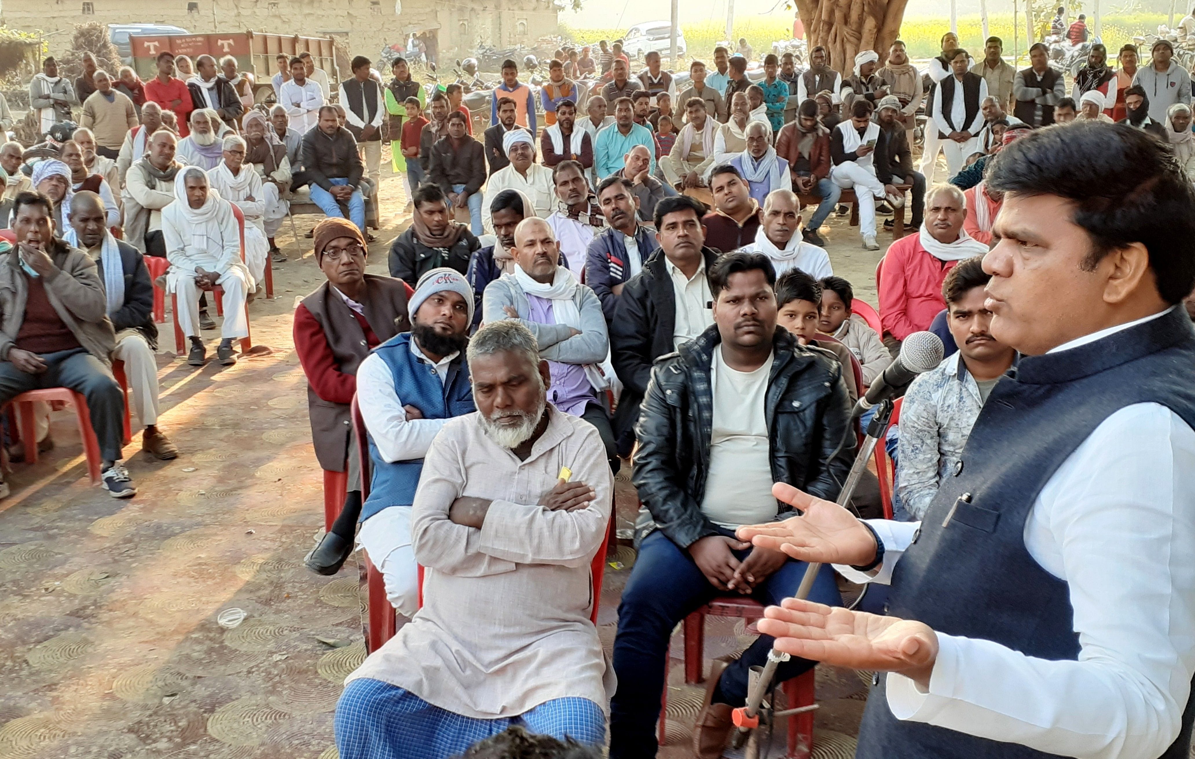 अहरौला के सिपाह में कृषि कानून को लेकर किसानों के चौपाल को संबोधित करते विधायक डा.संग्राम यादव। अहरौला के सिपाह में कृषि कानून को लेकर किसानों के चौपाल को संबोधित करते विधायक डा.संग्राम यादव।