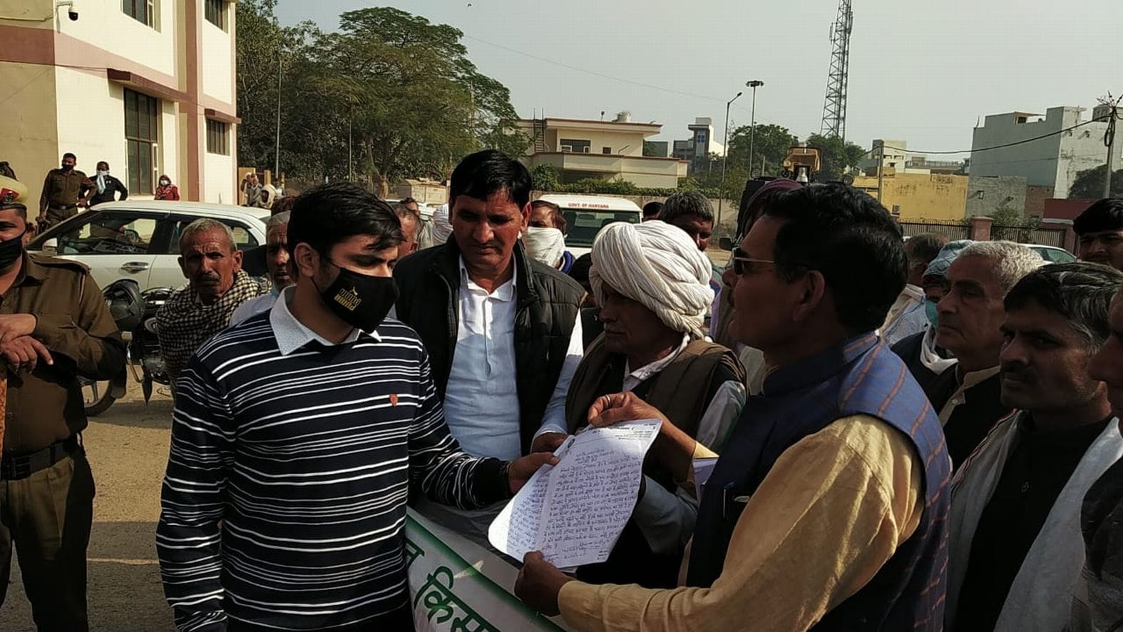 किसान पंचायत के बाद नायब तहसीलदार अंकित को ज्ञापन सौंपते हुए। किसान पंचायत के बाद नायब तहसीलदार अंकित को ज्ञापन सौंपते हुए।