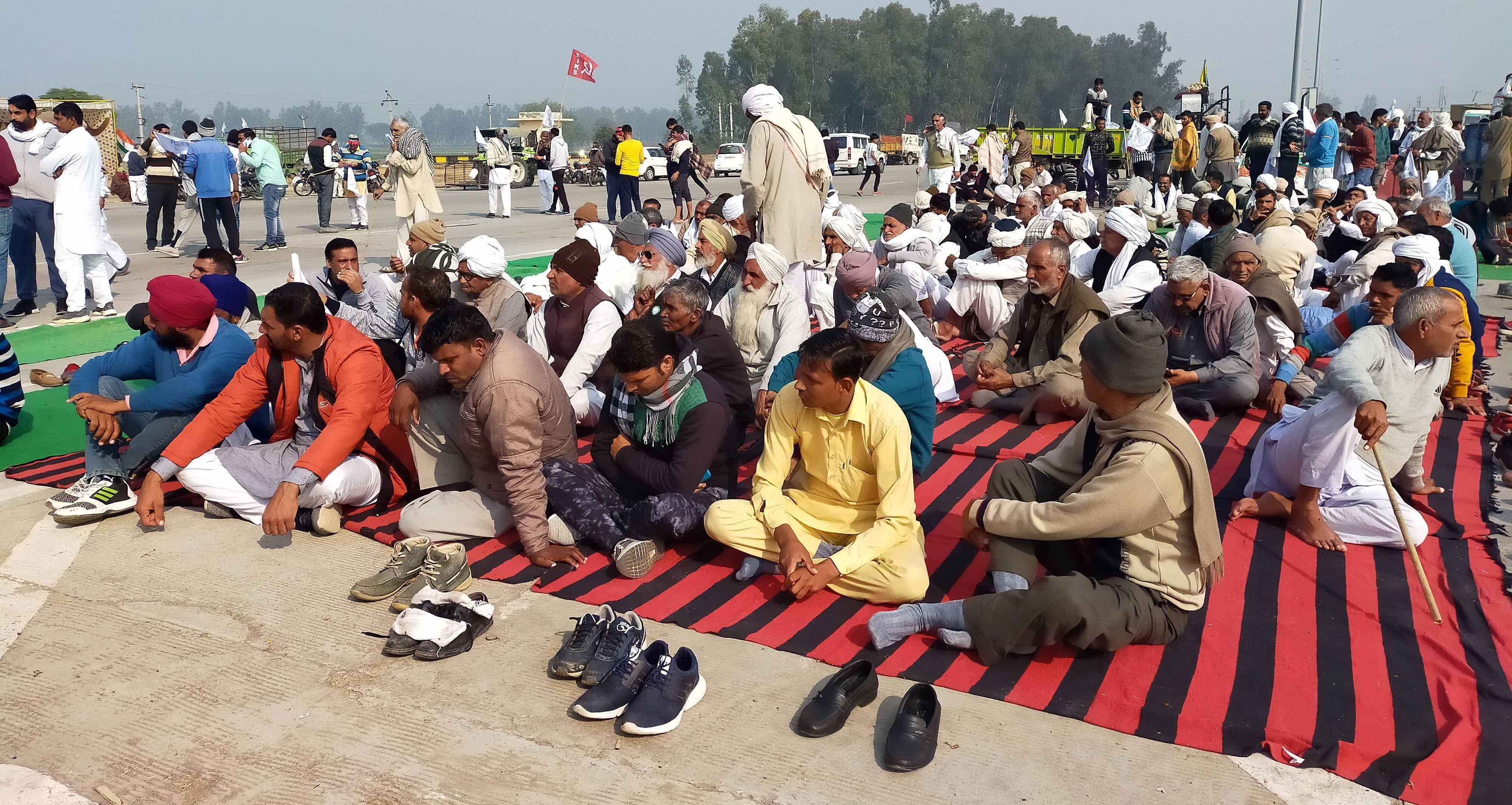 बद्दोवाल टोल प्लाजा पर धरने में बैठे किसान। संवाद।