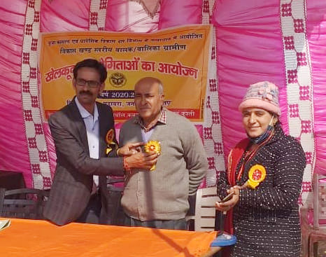 स्वामी विवेकानन्द इण्टर कालेज में खेलकूद प्रतियोगिता में अतिथि को सम्मानित करते हुए