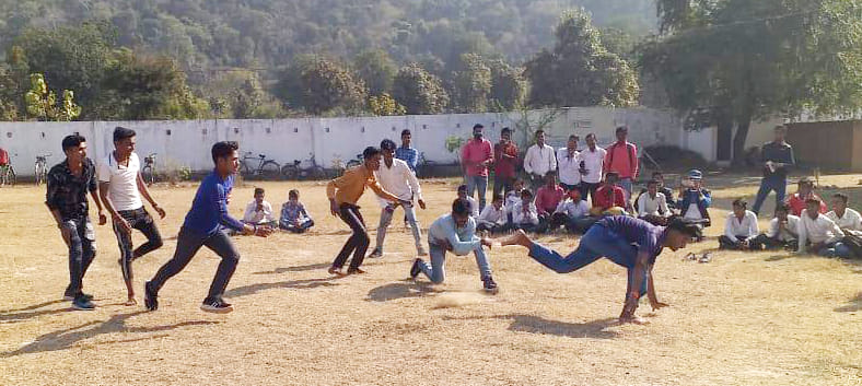 स्वामी विवेकानन्द इण्टर कालेज में खेलकूद प्रतियोगिता में कबड्डी खेलते छात्र
