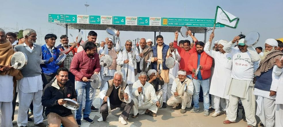 खटकड़ टोल पर थाली बजा कर प्रधानमंत्री के संबोधन का विरोध करते किसान। संवाद।