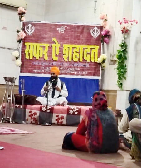 गुरूद्वारा में कीर्तन करते श्रद्धालु गुरूद्वारा में कीर्तन करते श्रद्धालु