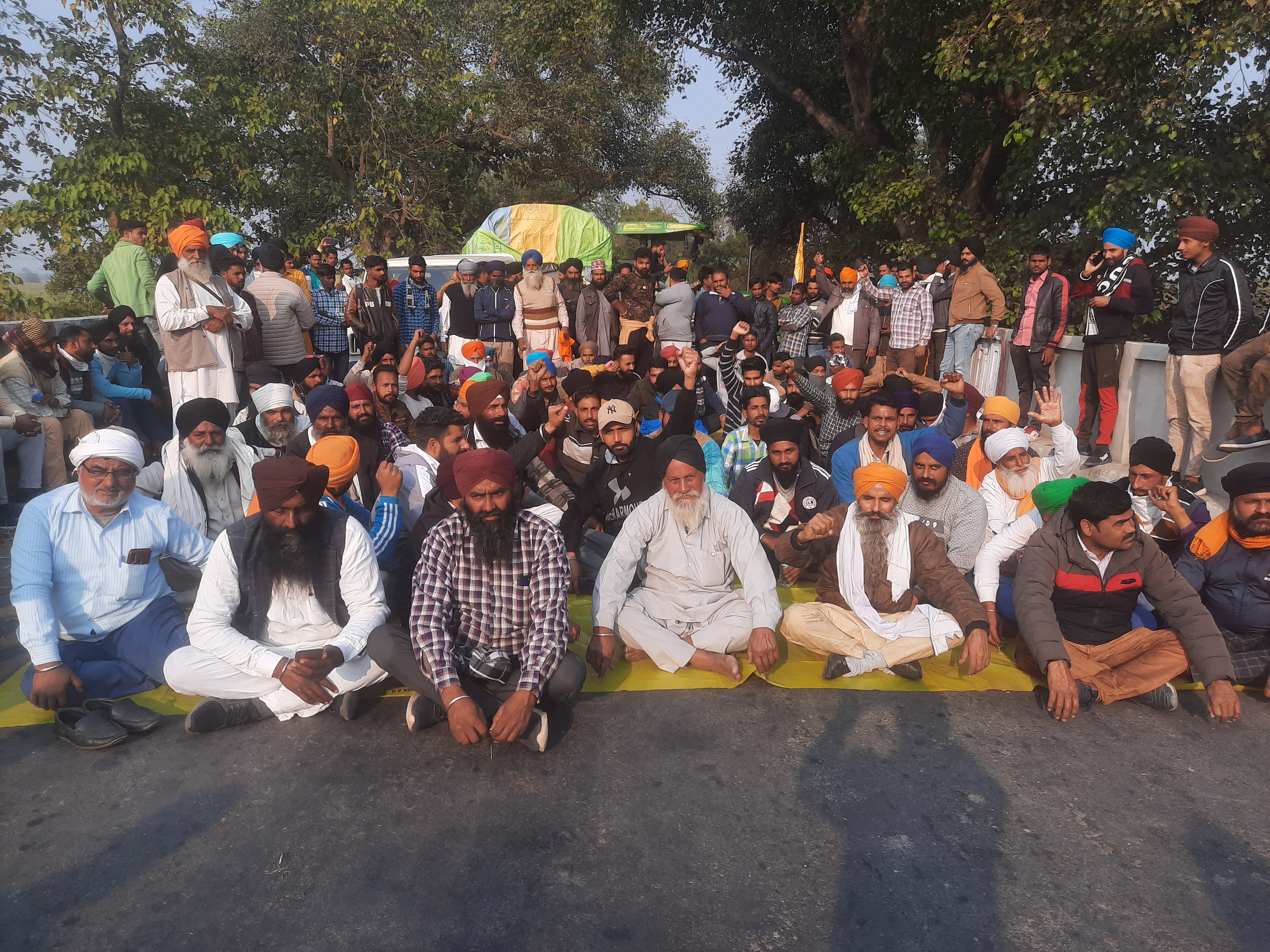 निघासन (लखीमपुर खीरी) में प्रदर्शन करते किसान। संवाद निघासन (लखीमपुर खीरी) में प्रदर्शन करते किसान। संवाद