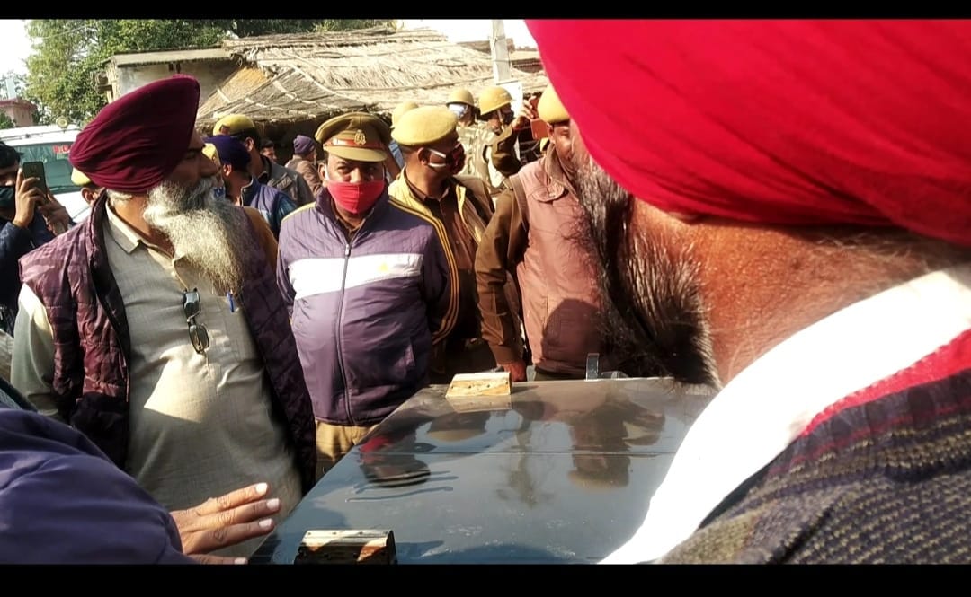तिकुनियां में किसानों को रोंकती पुलिस तिकुनियां में किसानों को रोंकती पुलिस