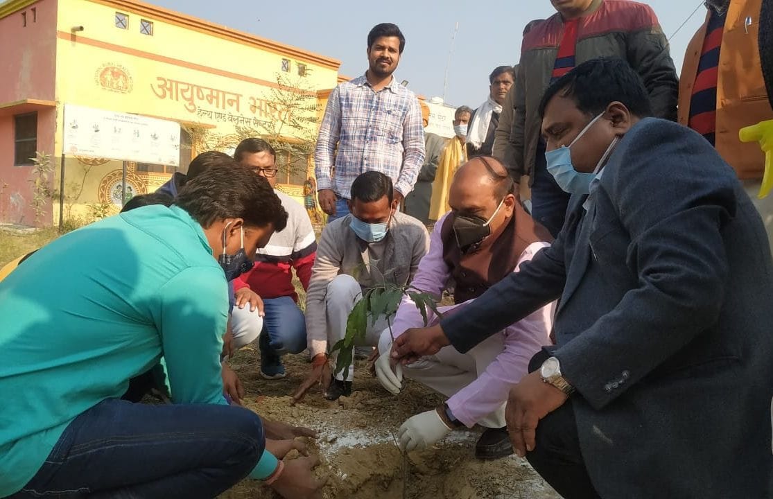 फोटो-24-बम्हनाखेड़ा में पौधरोपण करते सदर सांसद जय प्रकाश। संवाद फोटो-24-बम्हनाखेड़ा में पौधरोपण करते सदर सांसद जय प्रकाश। संवाद