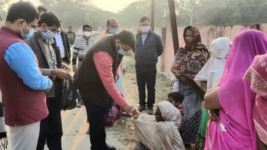 फोटो-31-टोडरपुर में फल वितरित करते भाजपा जिलाध्यक्ष सौरभ मिश्रा। संवाद फोटो-31-टोडरपुर में फल वितरित करते भाजपा जिलाध्यक्ष सौरभ मिश्रा। संवाद