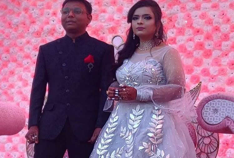 पति के साथ आरजू की फाइल फोटो