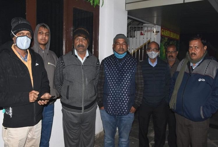 नौबस्ता गहोई भवन में आरजू गुप्ता के दुखी परिजन