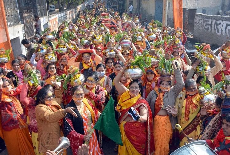 Women Took Out A Funeral Procession While Dancing And Singing न चत ग त मह ल ओ न न क ल कलशय त र Amar Ujala Hindi News Live