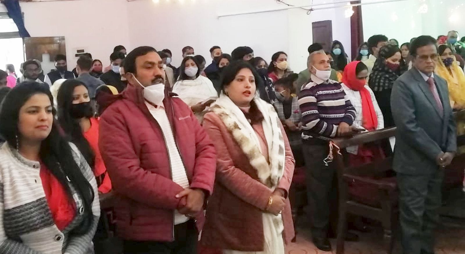 क्रिसमस पर चर्च में यीशू से प्रार्थना की। संवाद क्रिसमस पर चर्च में यीशू से प्रार्थना की। संवाद