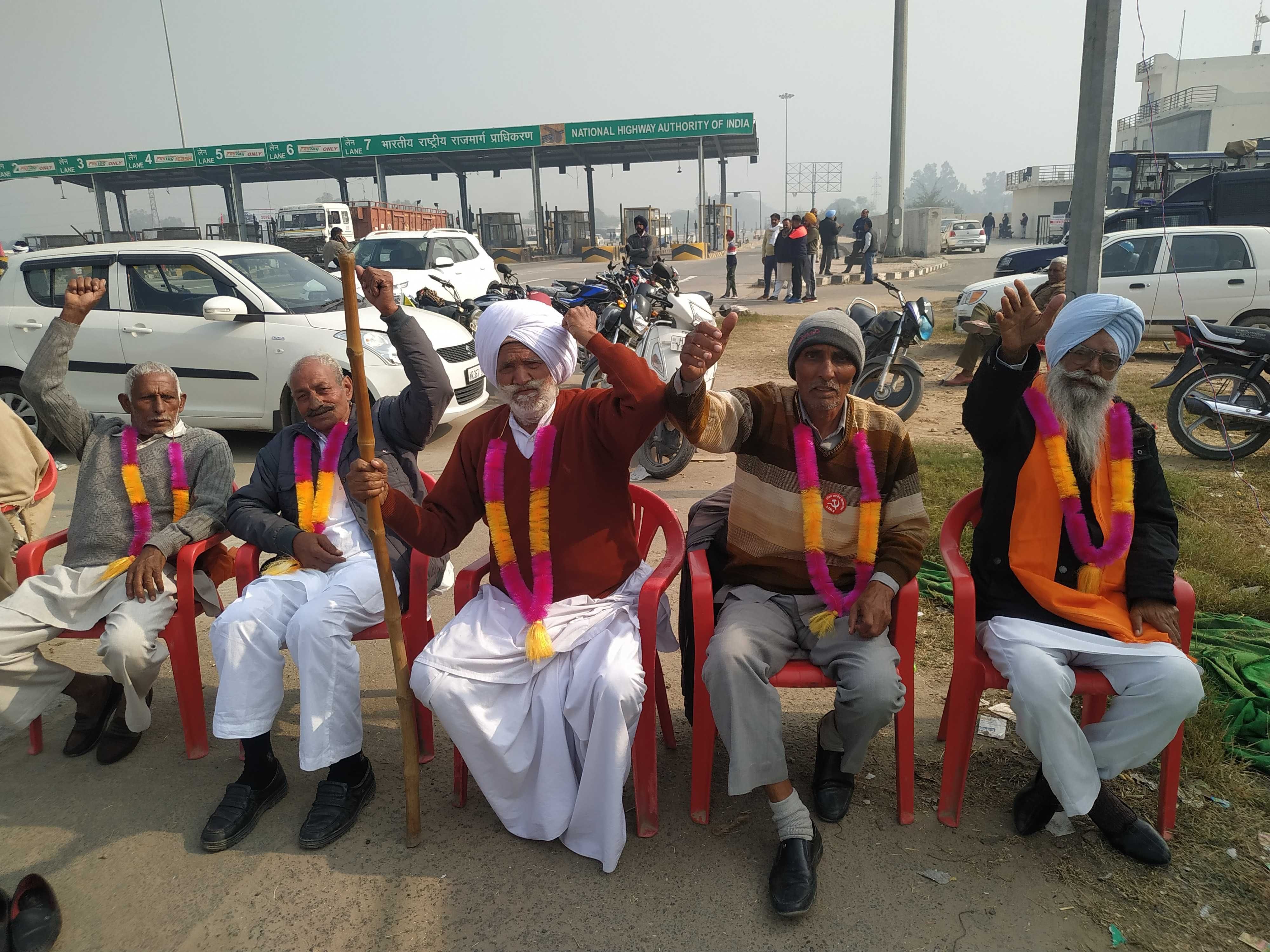 आंदोलन को लेकर भूख हड़ताल पर बैठे पांच किसान। आंदोलन को लेकर भूख हड़ताल पर बैठे पांच किसान।