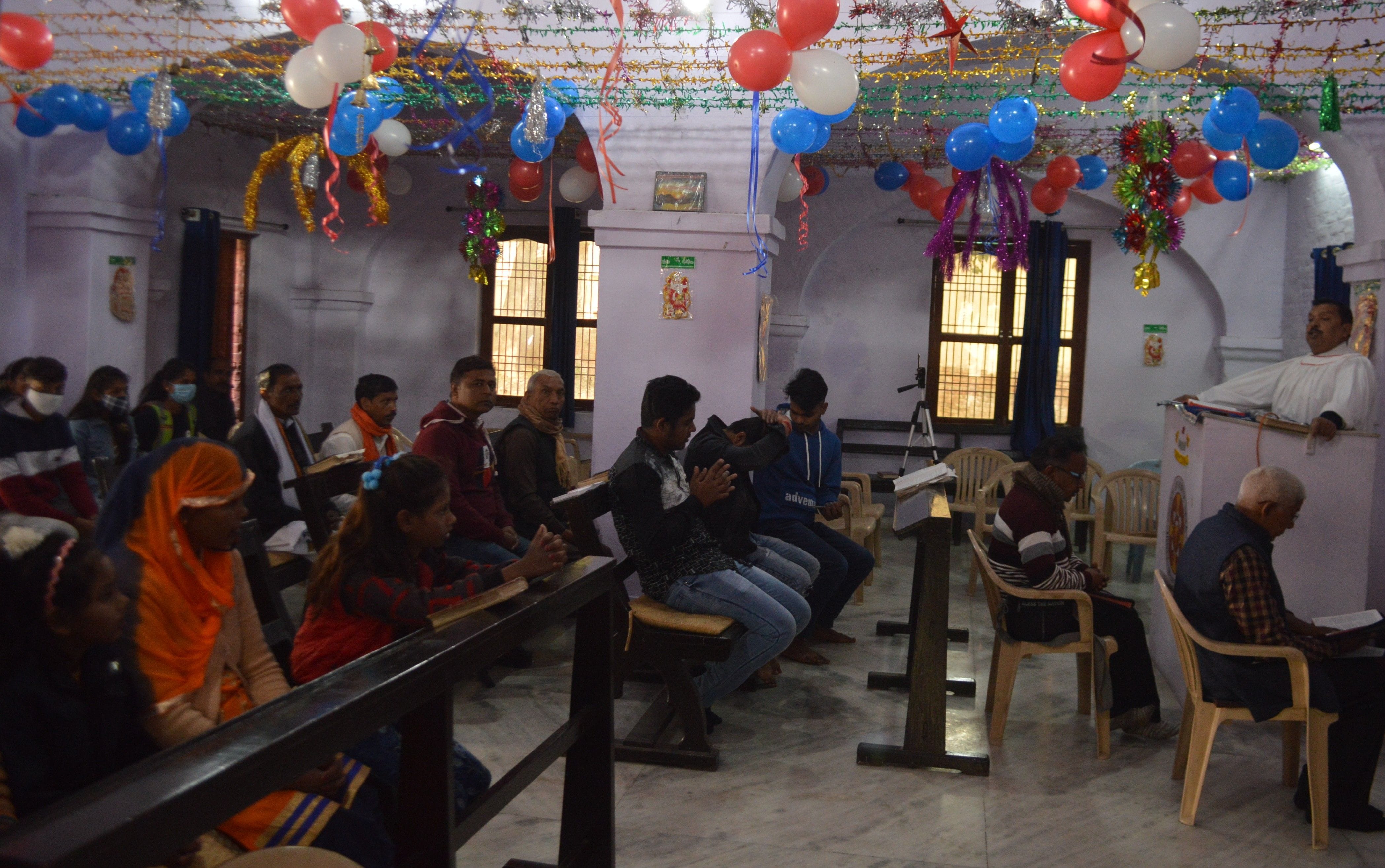 अलीगढ़ रोड स्थित चर्च में प्रार्थना सभा में शामिल लोग। अलीगढ़ रोड स्थित चर्च में प्रार्थना सभा में शामिल लोग।