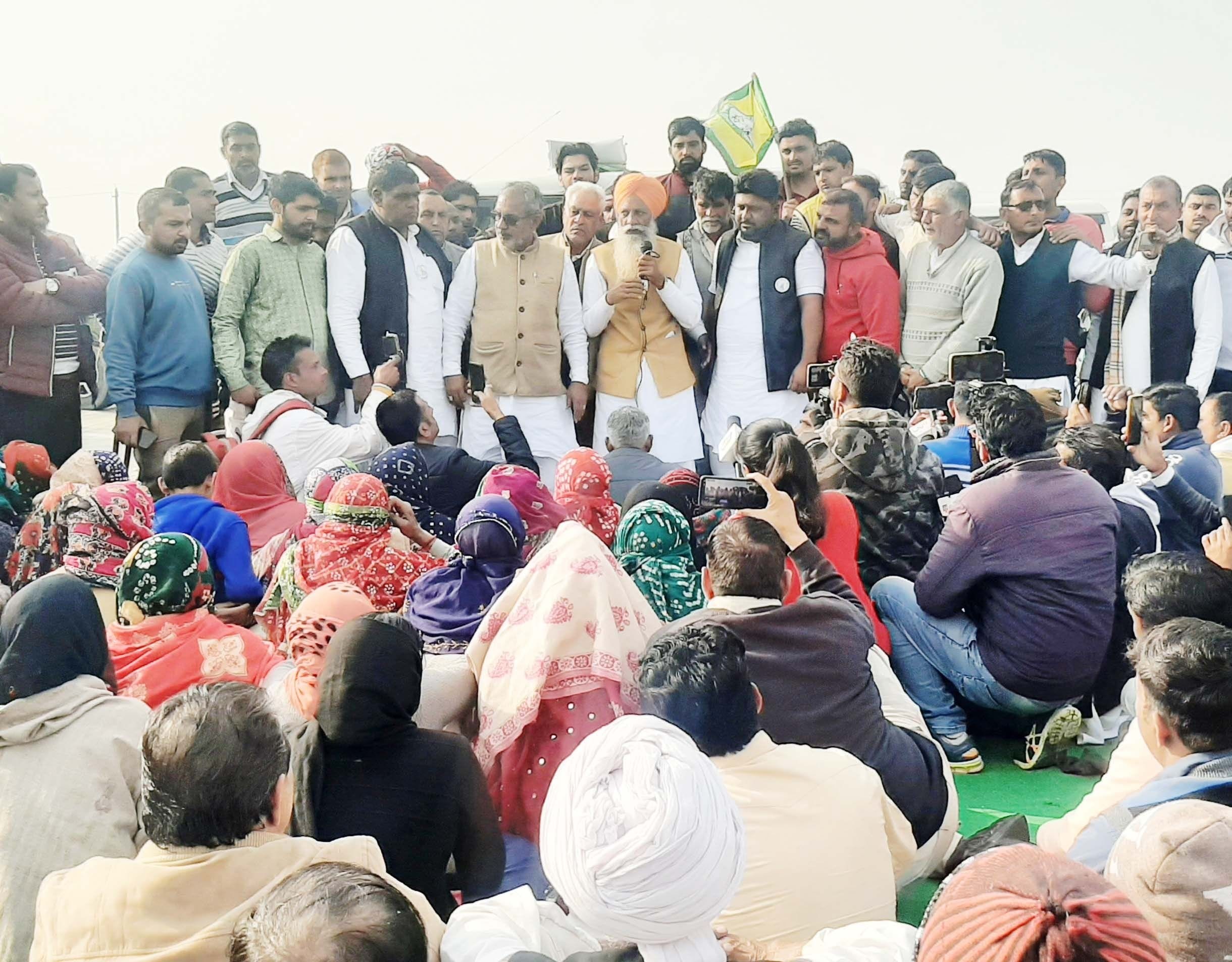 बाडोपट्टी टोल पर किसानों को संबोधित करते भाकियू के प्रदेशाध्यक्ष गुरनाम सिंह चढूनी। बाडोपट्टी टोल पर किसानों को संबोधित करते भाकियू के प्रदेशाध्यक्ष गुरनाम सिंह चढूनी।