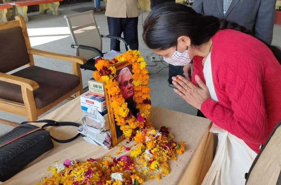 बापूग्राम स्थित कैम्प कार्यालय में पूर्व प्रधानमंत्री को श्रद्वांजलि देतीं मेयर अनिता ममगाईं।