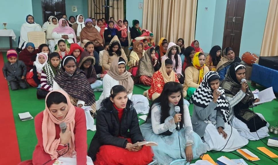बिजनौर में तेरा प्रेम चर्च में क्रिसमस पर प्रार्थना करते श्रृदालु। बिजनौर में तेरा प्रेम चर्च में क्रिसमस पर प्रार्थना करते श्रृदालु।