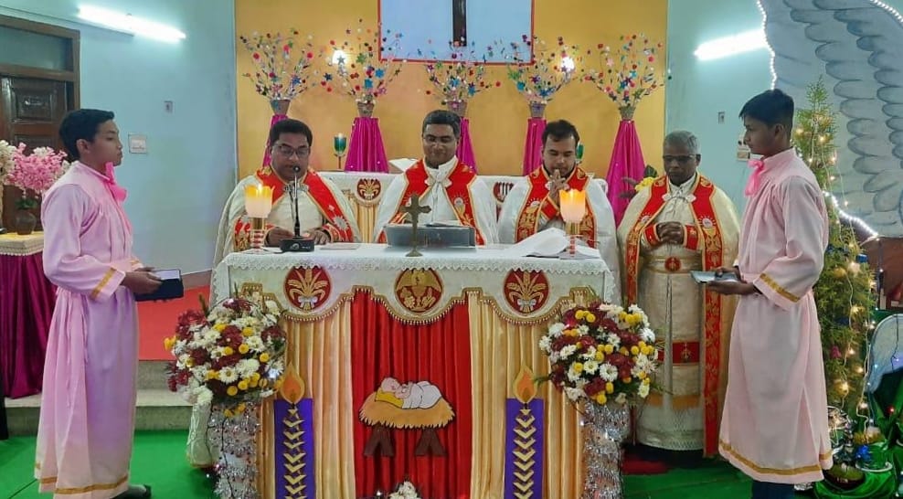 बिजनौर में तेरा प्रेम चर्च में क्रिसमस पर प्रार्थना करते फादर। बिजनौर में तेरा प्रेम चर्च में क्रिसमस पर प्रार्थना करते फादर।