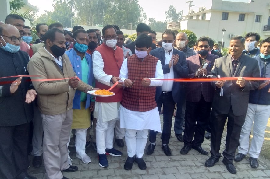नजीबाबाद में सुशासन दिवस पर कृषि मेले का उद्घाटन करते मंत्री कपिल देव अग्रवाल।