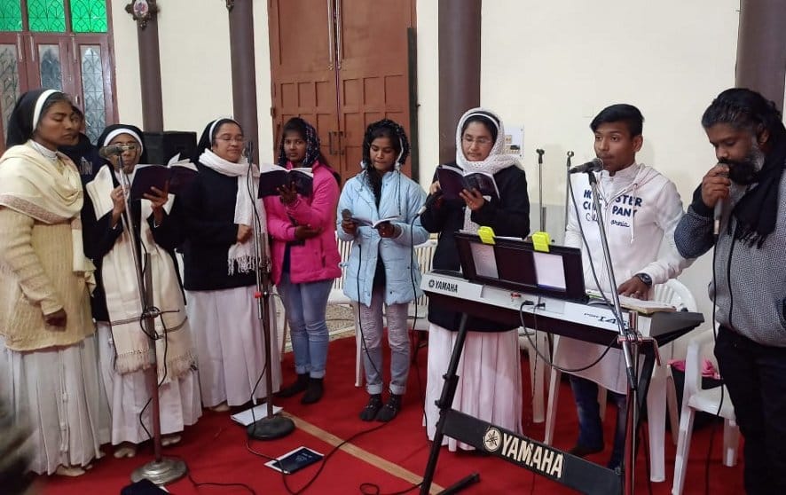 नजीबाबाद में क्रिसमस पर्व पर प्रार्थना करते मिशनरी सदस्य। नजीबाबाद में क्रिसमस पर्व पर प्रार्थना करते मिशनरी सदस्य।