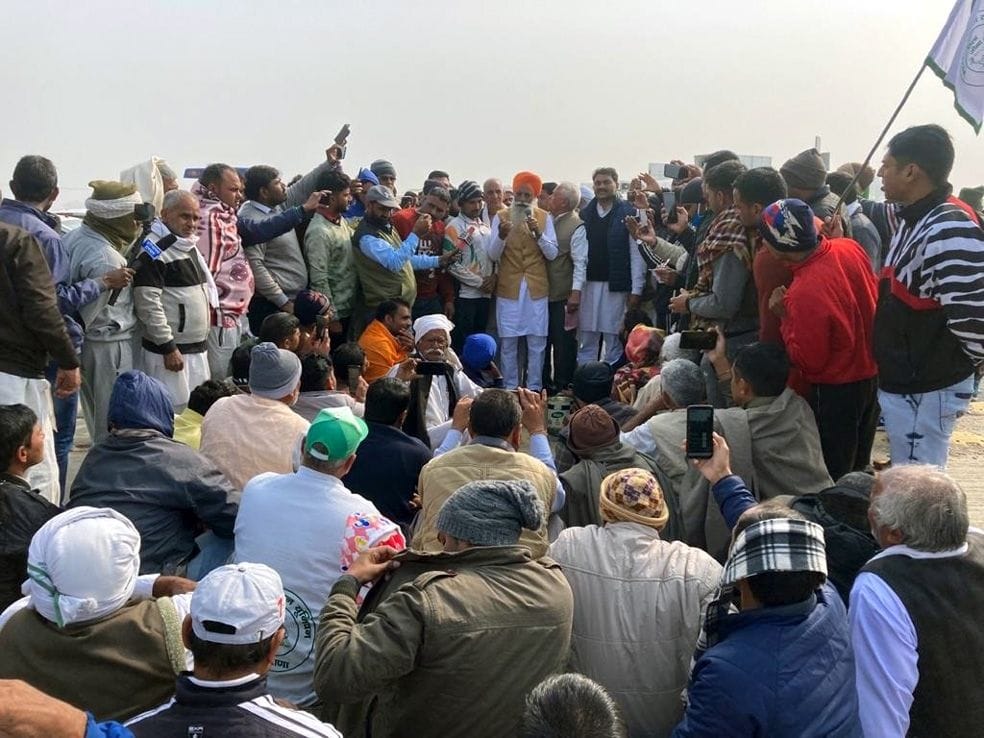 खटकड़ टोल पर किसानों को संबोधित करते हुए गुरनाम सिंह चढूनी। संवाद खटकड़ टोल पर किसानों को संबोधित करते हुए गुरनाम सिंह चढूनी। संवाद