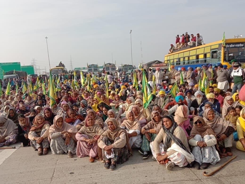 खटकड़ टोल पर पहुंची पंजाब की महिला किसान। अमर उजाला खटकड़ टोल पर पहुंची पंजाब की महिला किसान। अमर उजाला