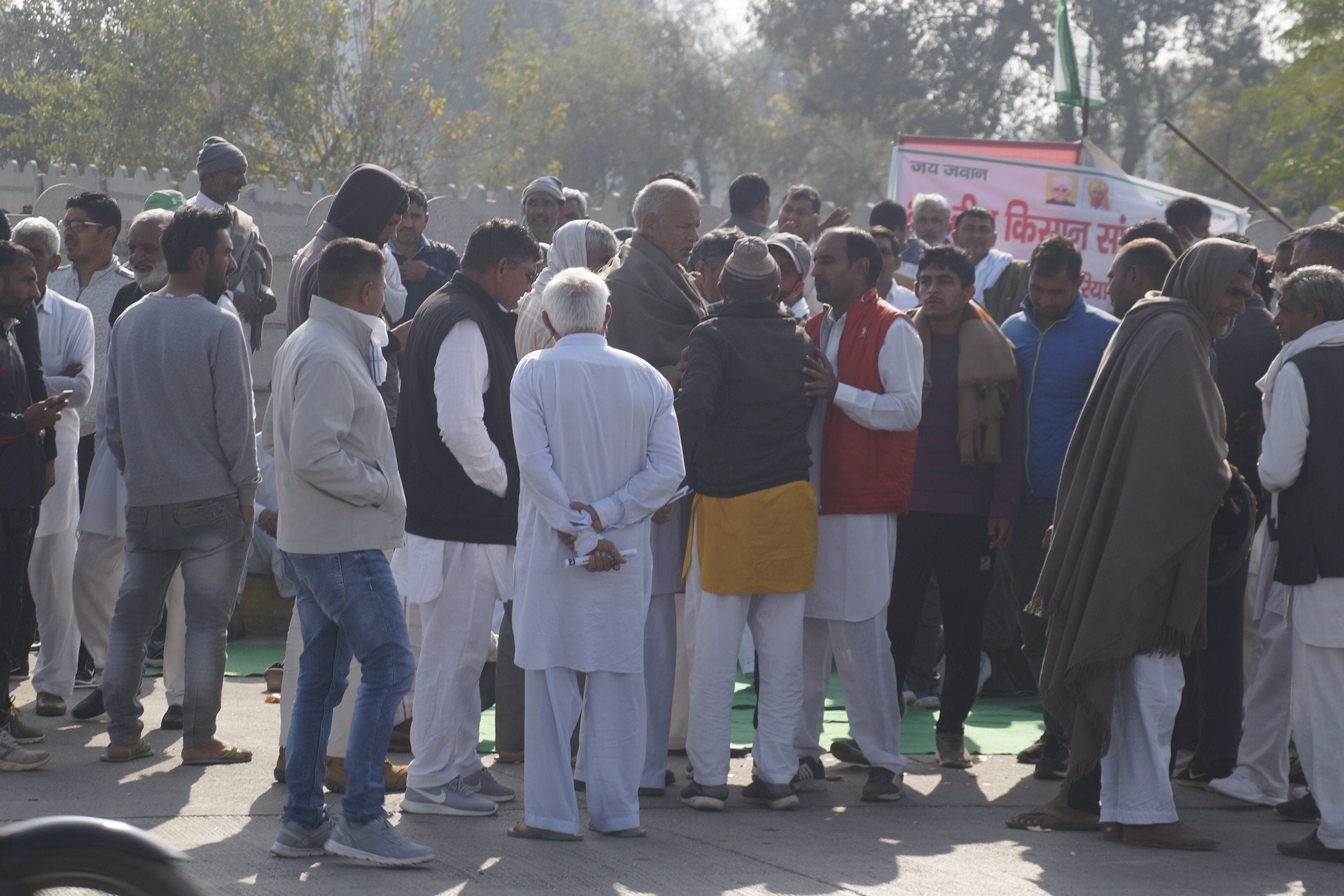 मय्यड़ टोल पर झगड़े के दौरान इकट्ठा हुए किसान। मय्यड़ टोल पर झगड़े के दौरान इकट्ठा हुए किसान।