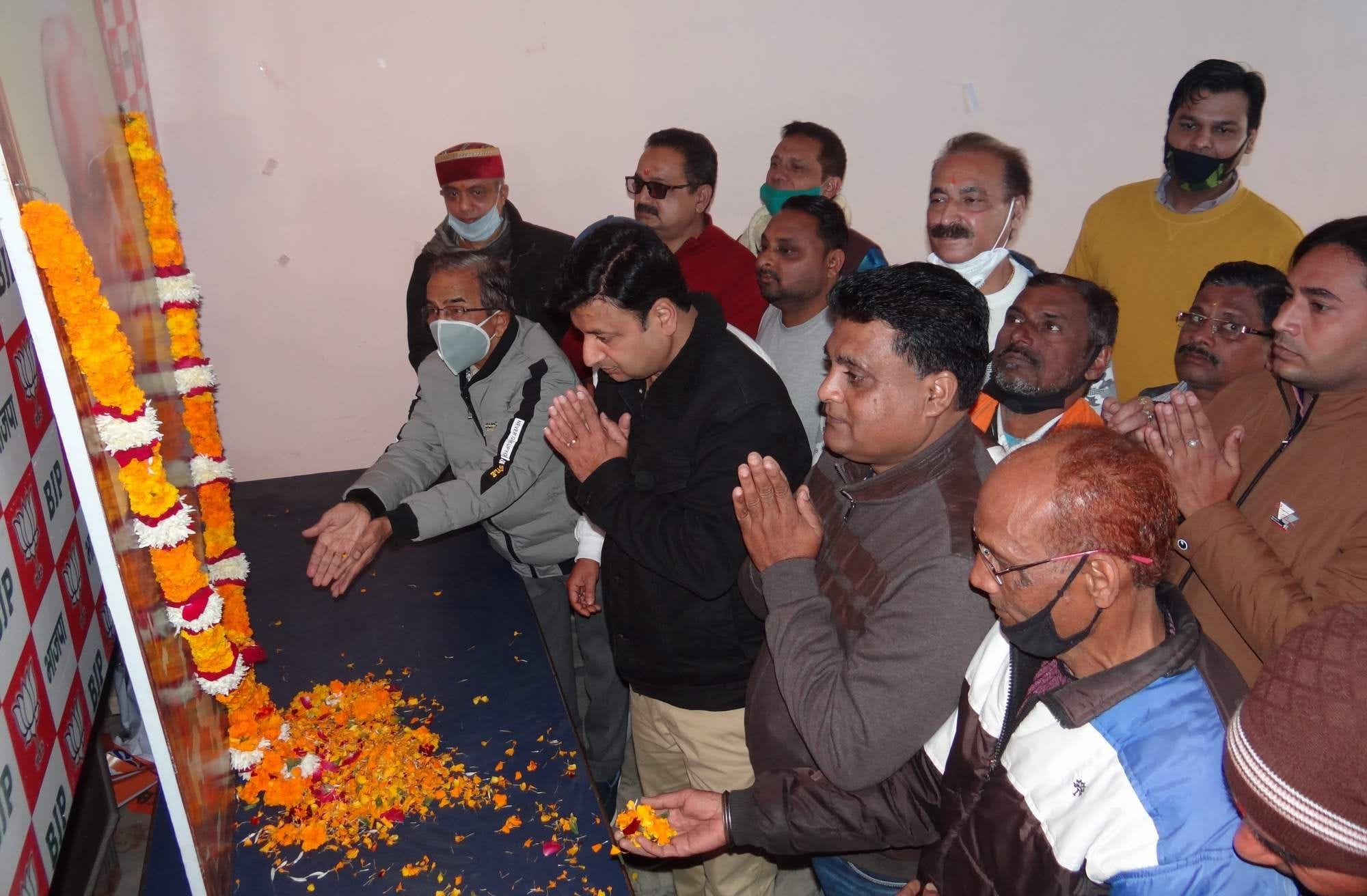 रेलवे रोड स्थित भाजपा कार्यालय में देश के प्रधानमंत्री स्व. अटल बिहारी बाजपेई की जयंती मनाते भाज?