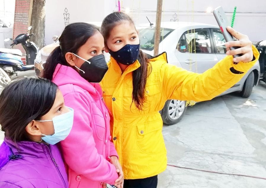 क्रिसमस पर चर्च में सेल्फी लेते बच्चे। संवाद क्रिसमस पर चर्च में सेल्फी लेते बच्चे। संवाद