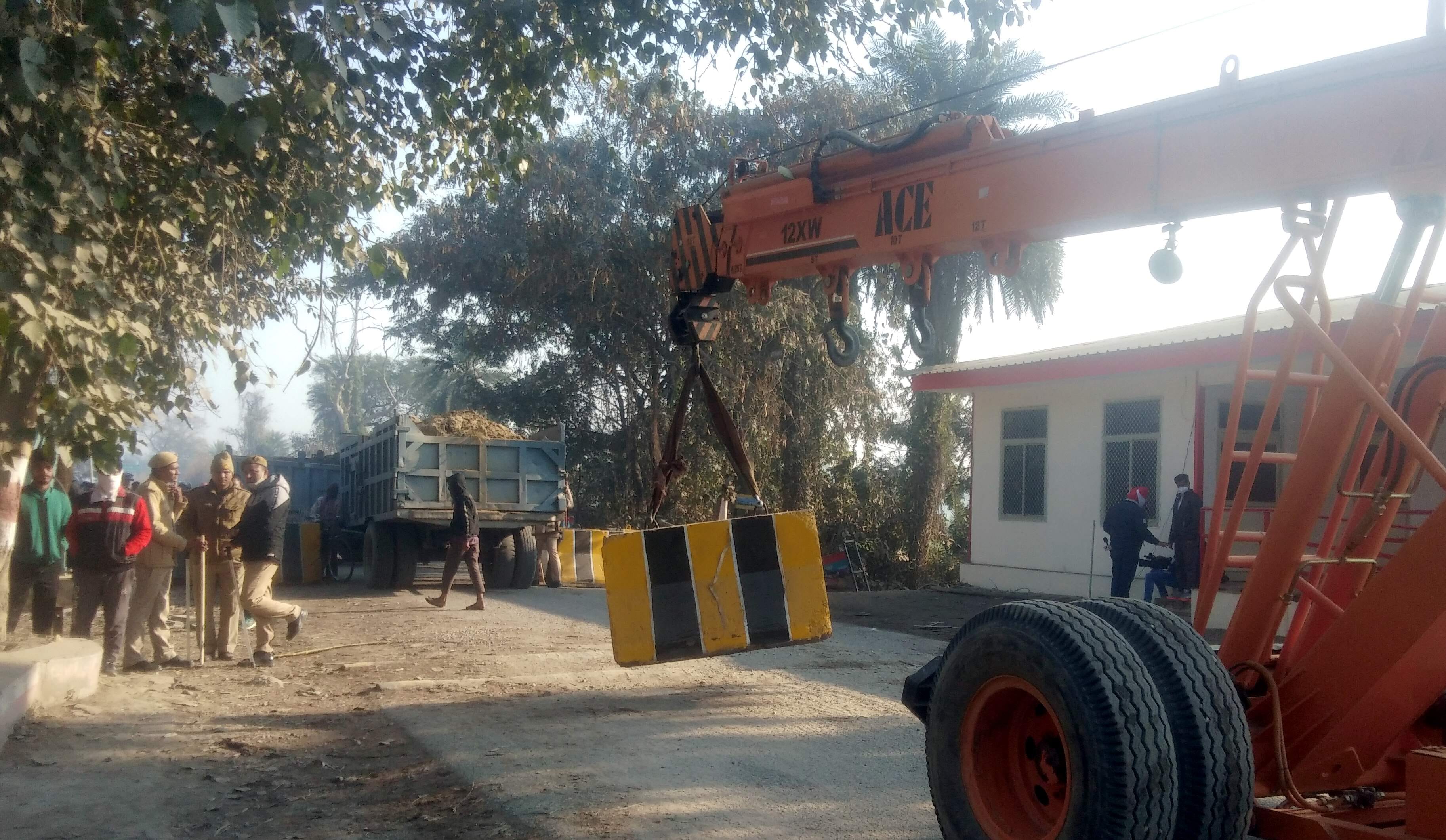 स्वार में किसानों के कूच से पहले पत्थर लगाती क्रेन। संवाद न्यूज एजेंसी स्वार में किसानों के कूच से पहले पत्थर लगाती क्रेन। संवाद न्यूज एजेंसी