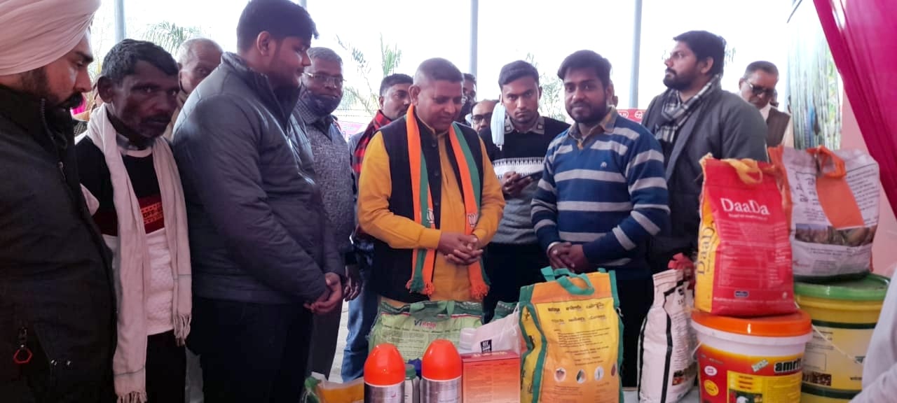 नहटौर में कृषि मेले में लगें स्टालो पर खेती में लगने वाले खाद व दवाईयो के बारे में जानकारी लेते वि?