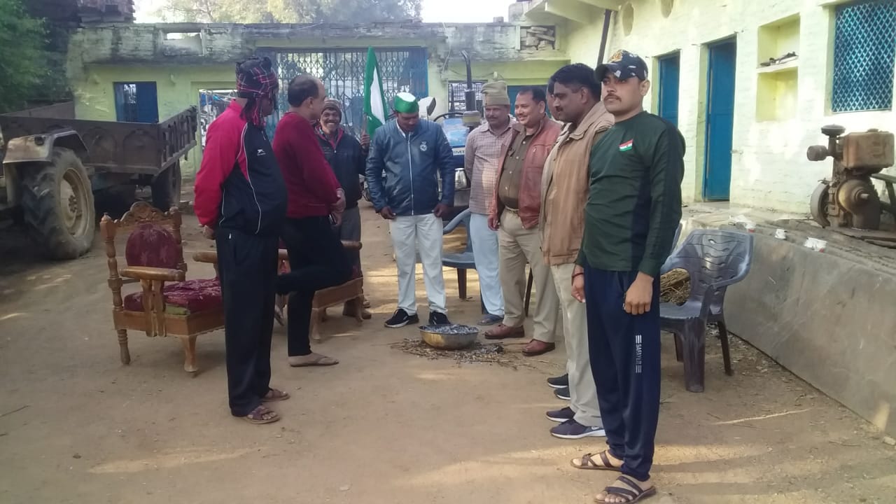 भाकियू जिलाध्यक्ष रंजीत यादव को घर से गिरफ्तार करती पुलिस