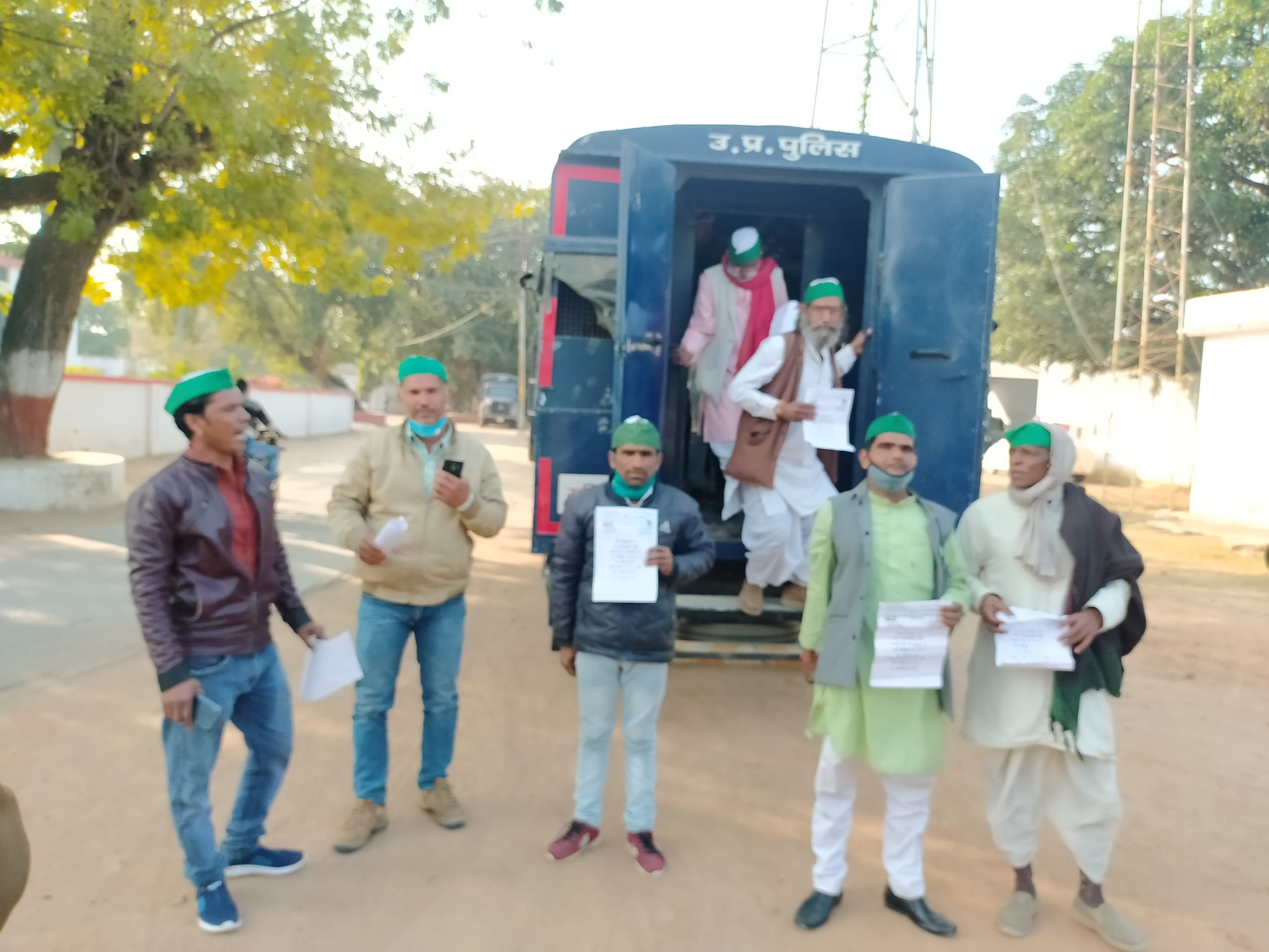 भाकियू के गिरफ्तार पदाधिकारियों को वाहन से पुलिस लाइन में उतारती पुलिस