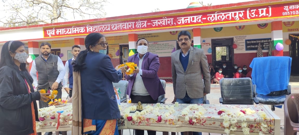 पूर्व माध्यमिक विद्यालय थनवारा में शिक्षिकाओं को सम्मानित करते बीएसएस रामप्रवेश