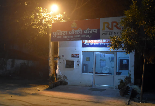 रात 10.41 बजे : बस अड्डा चौकी, कोई पुलिसकर्मी नहीं दिखा। रात 10.41 बजे : बस अड्डा चौकी, कोई पुलिसकर्मी नहीं दिखा।