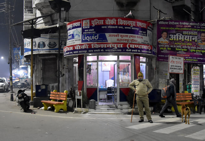 रात 10.48 बजे : घंटाघर चौक पर पुलिस तैनात नजर आई। रात 10.48 बजे : घंटाघर चौक पर पुलिस तैनात नजर आई।