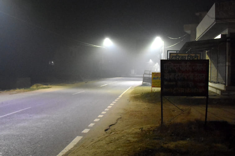 रात 11.30 बजे : रामनगर पुलिस चौकी के पास भी सूनी पड़ी सड़क। यहां कोई गश्त नजर नहीं आई। रात 11.30 बजे : रामनगर पुलिस चौकी के पास भी सूनी पड़ी सड़क। यहां कोई गश्त नजर नहीं आई।