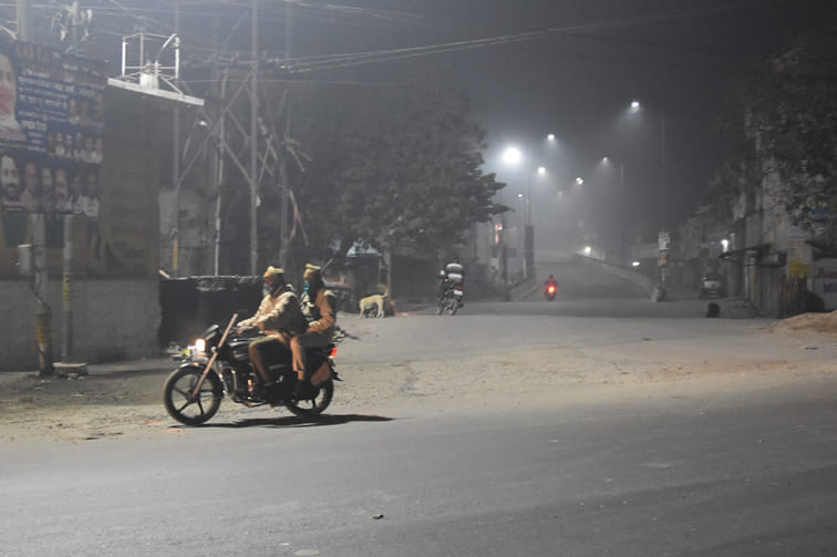रात 12.32 बजे : अंबाला रोड पर गश्त करती पुलिस। रात 12.32 बजे : अंबाला रोड पर गश्त करती पुलिस।