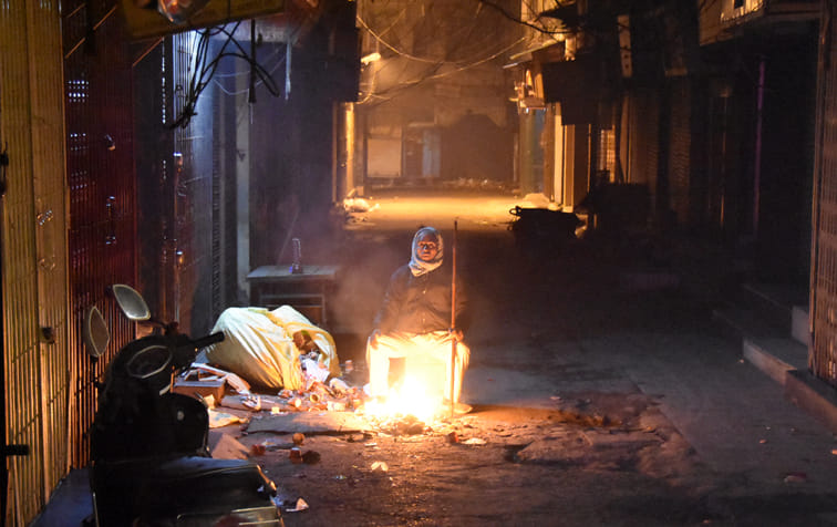 रात 12.37 बजे : सराफा बाजार की एक अन्य गली में अलाव तापता चौकीदार। रात 12.37 बजे : सराफा बाजार की एक अन्य गली में अलाव तापता चौकीदार।
