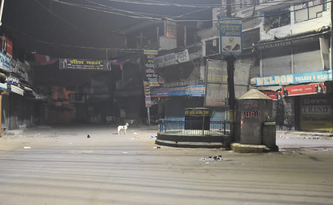 रात 12.40 बजे : अशफाक उल्ला खां चौक पर भी पुलिस नजर नहीं आई। रात 12.40 बजे : अशफाक उल्ला खां चौक पर भी पुलिस नजर नहीं आई।