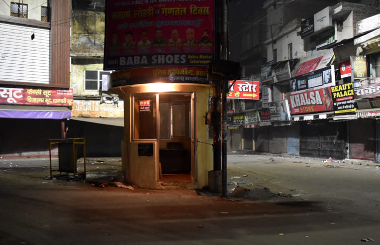 रात 12.42 बजे : नेहरू मार्केट में खाली पड़ा पुलिस बूथ। रात 12.42 बजे : नेहरू मार्केट में खाली पड़ा पुलिस बूथ।