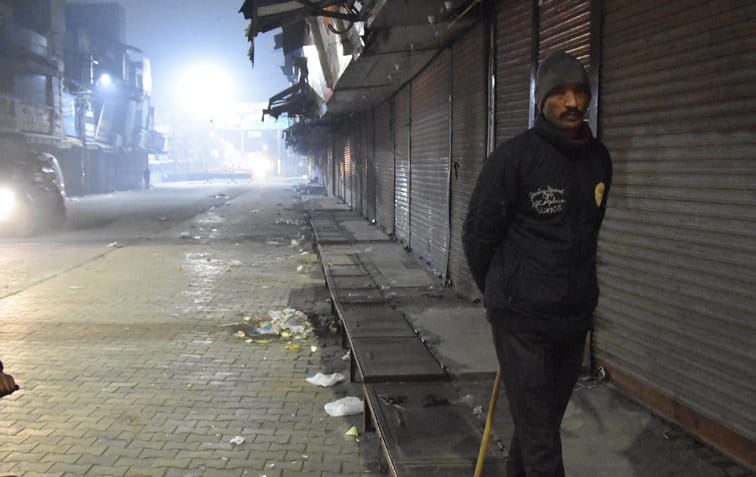 रात 12.45 बजे : नेहरू मार्केट में पहरा देता चौकीदार प्रेम। रात 12.45 बजे : नेहरू मार्केट में पहरा देता चौकीदार प्रेम।