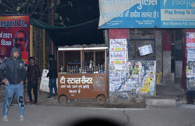 रात 12.48 बजे : किशनपुरा पुलिस बूथ के पास कैमरे की फ्लैश चलते ही भागने लगे युवक। रात 12.48 बजे : किशनपुरा पुलिस बूथ के पास कैमरे की फ्लैश चलते ही भागने लगे युवक।