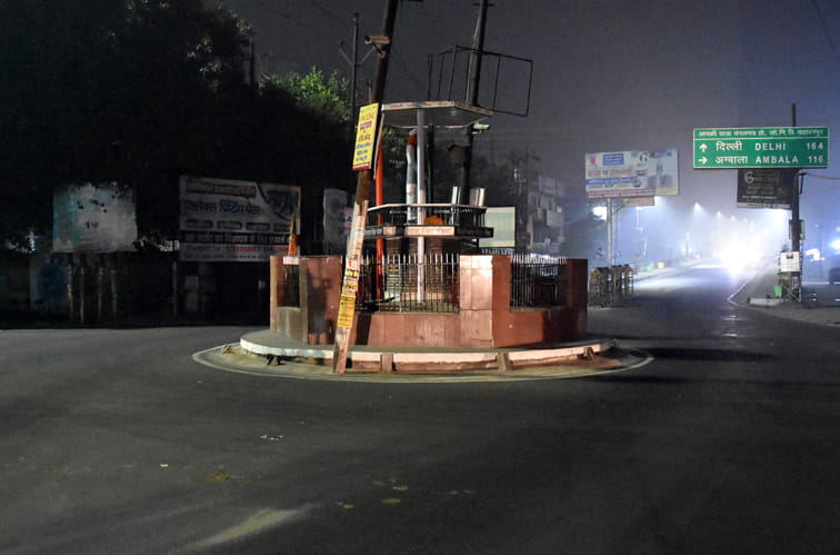 रात 12.48 बजे : चौधरी चरण सिंह चौक का हाल। रात 12.48 बजे : चौधरी चरण सिंह चौक का हाल।