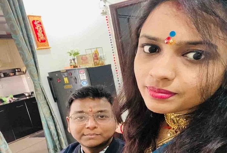 पति के साथ आरजू (फाइल फोटो)
