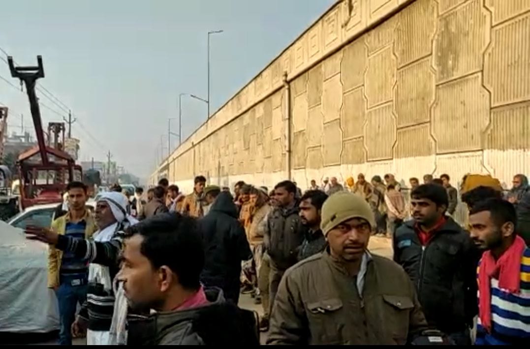 मौत के बाद अस्पताल के बाहर हंगामा करते परिजन। मौत के बाद अस्पताल के बाहर हंगामा करते परिजन।