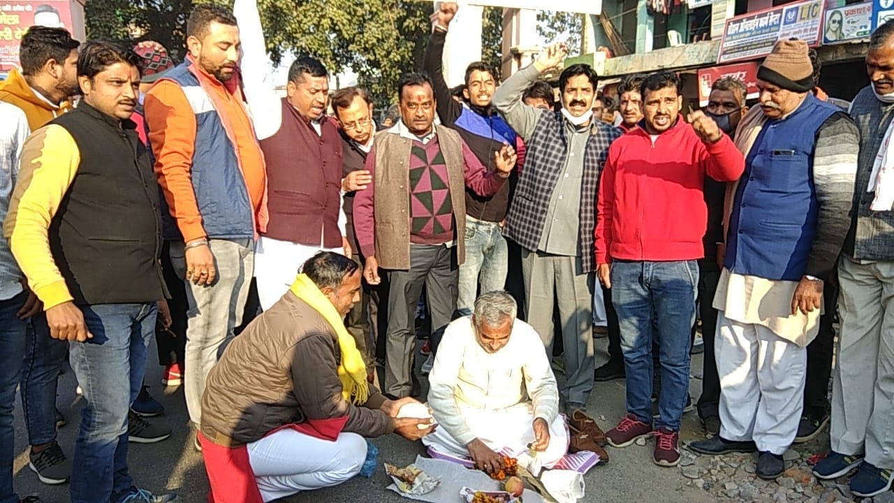 बेहट में शाकंभरी तिराहे पर राकेश टिकैत का पिंडदान करते ब्राह्मण समाज के लोग बेहट में शाकंभरी तिराहे पर राकेश टिकैत का पिंडदान करते ब्राह्मण समाज के लोग
