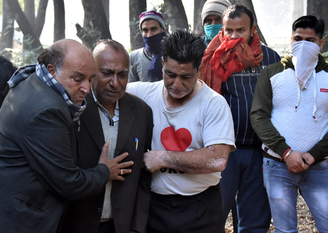 कंपनी बाग के लीची बाग पड़ी सल्फास खाकर कपड़ा व्यापारी ने की आत्म हत्या शव पर विलाप करता पिता कंपनी बाग के लीची बाग पड़ी सल्फास खाकर कपड़ा व्यापारी ने की आत्म हत्या शव पर विलाप करता पिता